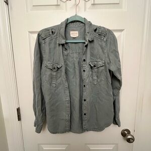 Casual Green Button-Up Shirt